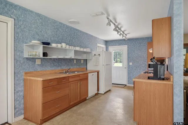 a kitchen that has a lot of cabinets in it
