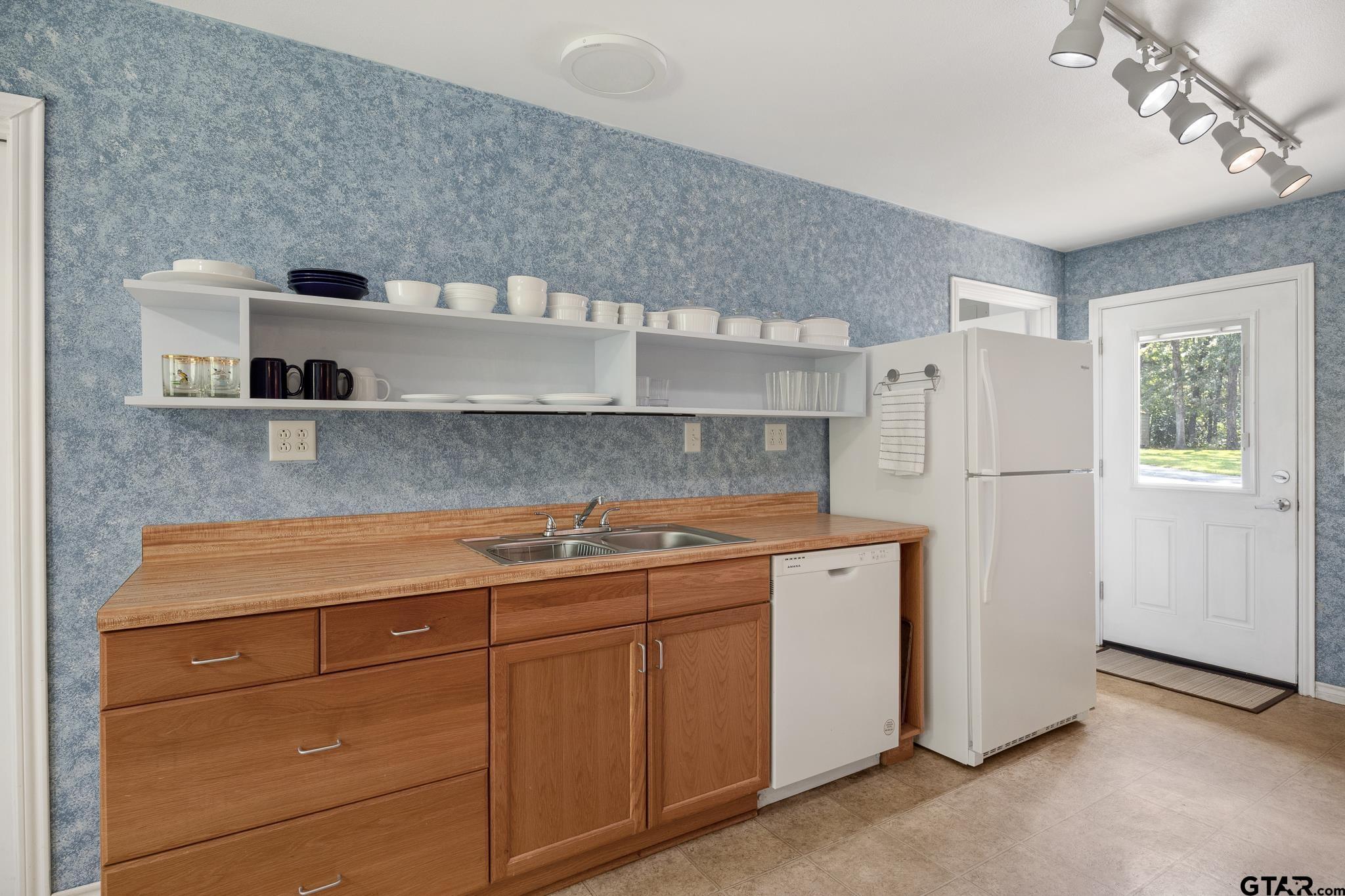 20650 West Grove Club Lake Road Whitehouse, TX 75791 - Photo 10 of 39 a kitchen with stainless steel appliances granite countertop a refrigerator and a stove