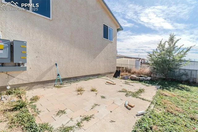a view of a house with backyard