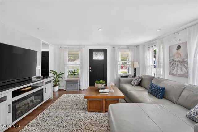 $450,000 | 500 Highway 146, Guilderland, NY 12009