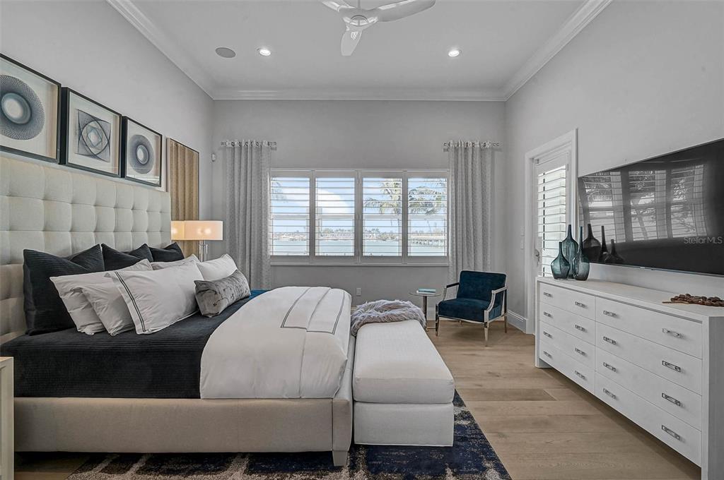 101 Seagull Lane Sarasota, FL 34236 - Photo 28 of 90 a living room with furniture and a flat screen tv