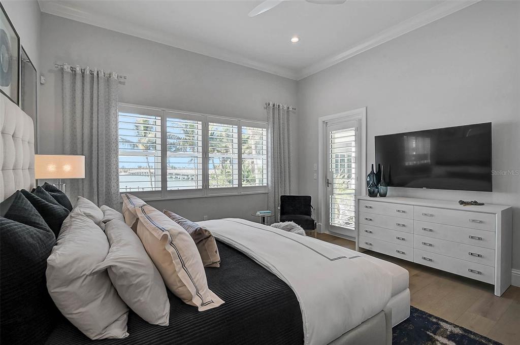 101 Seagull Lane Sarasota, FL 34236 - Photo 29 of 90 a bedroom with a bed and a flat screen tv