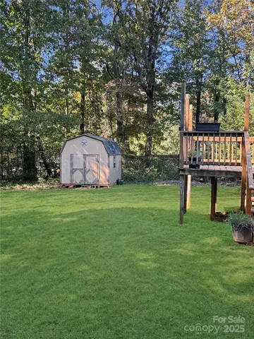 a view of a house with backyard and a tree