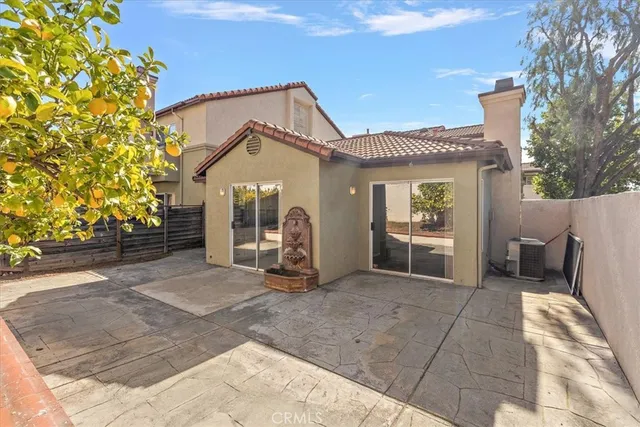 a view of a house with backyard and porch