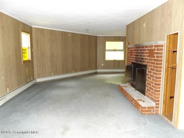 1180 Sugar Mountain Road West Bushkill, PA 18324 - Photo 3 of 10 livingrm