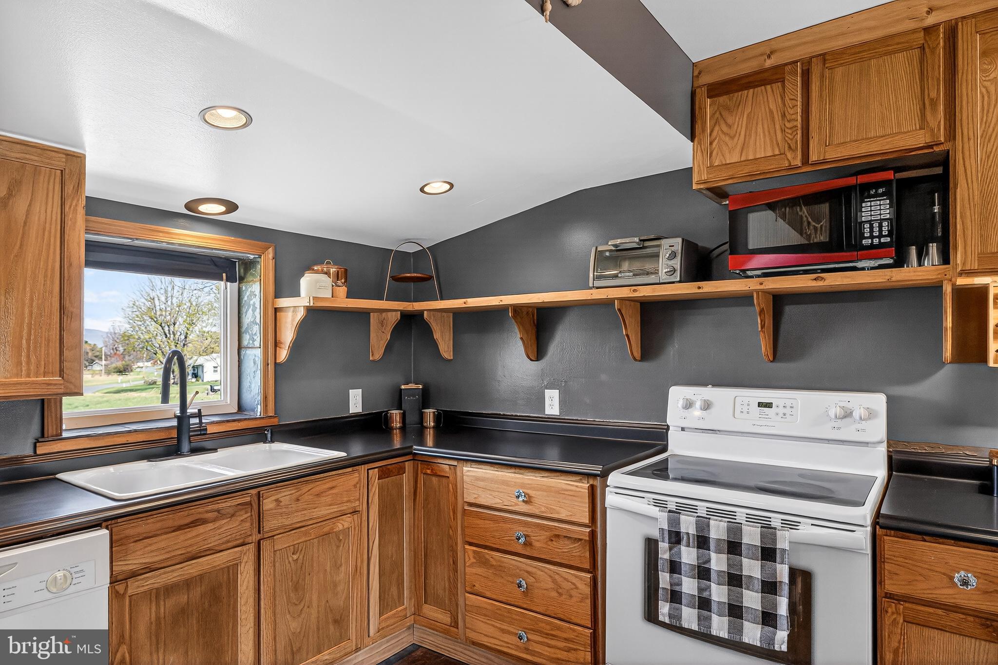 296 Keystone Road Stanley, VA 22851 - Photo 6 of 54