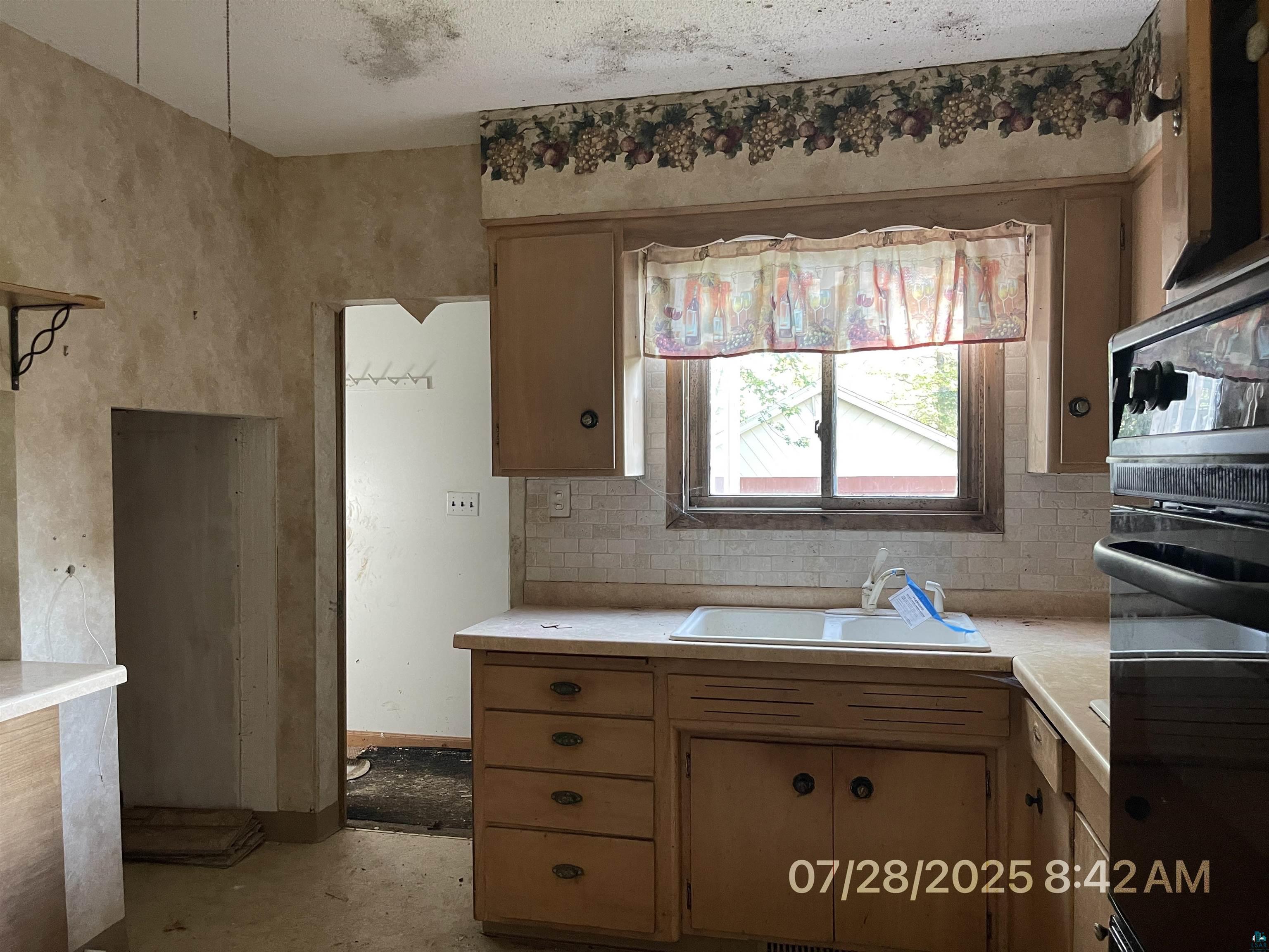 821 West Page Street Duluth, MN 55811 - Photo 30 of 34