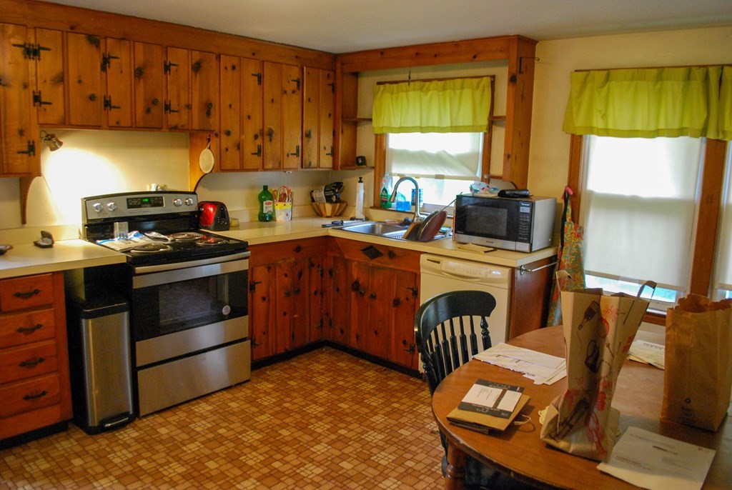 126 Stoneleigh Road Holden, MA 01520 - Photo 6 of 21 Gallery Image 6