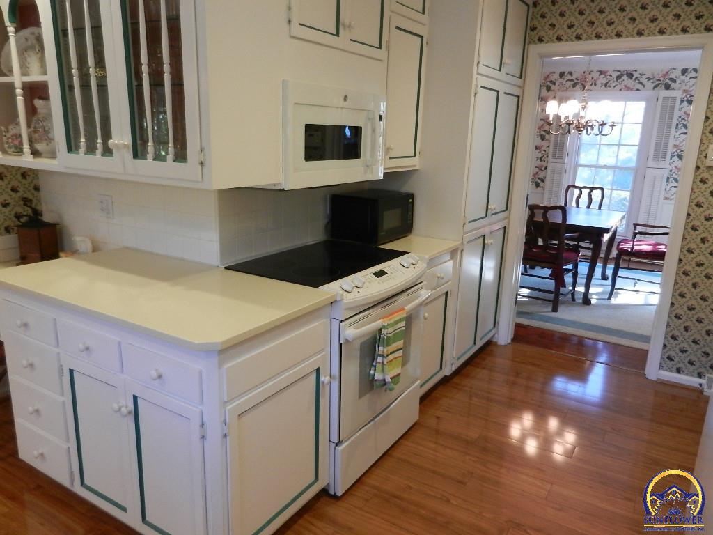 2761 Southwest Plass Avenue Topeka, KS 66611 - Photo 10 of 39