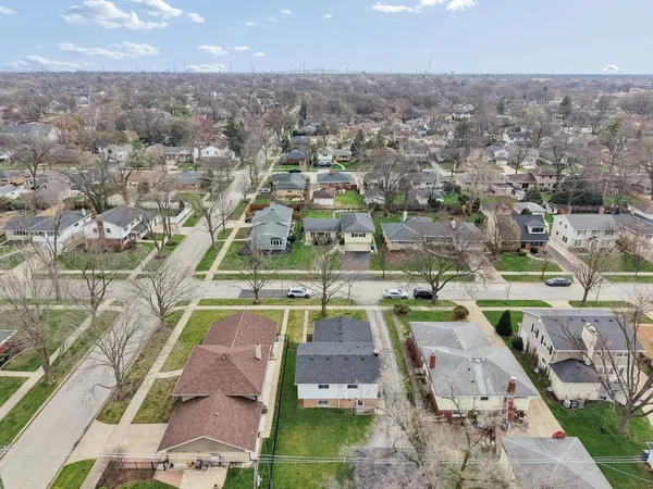 $569,900 | 838 Saylor Avenue, Elmhurst, IL 60126