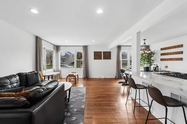 $569,900 | 838 Saylor Avenue, Elmhurst, IL 60126