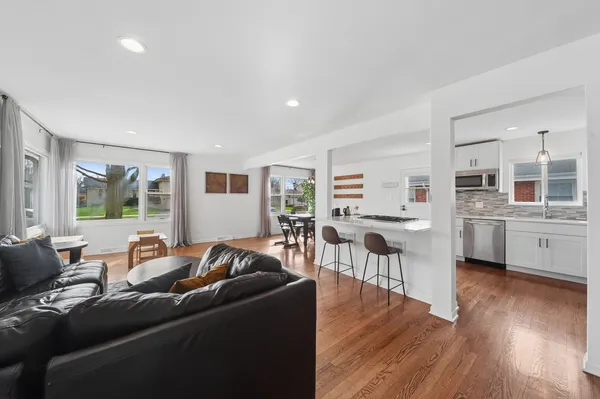 $569,900 | 838 Saylor Avenue, Elmhurst, IL 60126