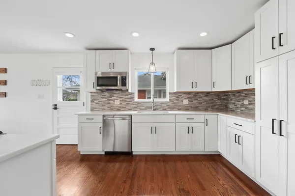 $569,900 | 838 Saylor Avenue, Elmhurst, IL 60126