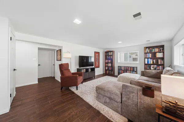 $569,900 | 838 Saylor Avenue, Elmhurst, IL 60126