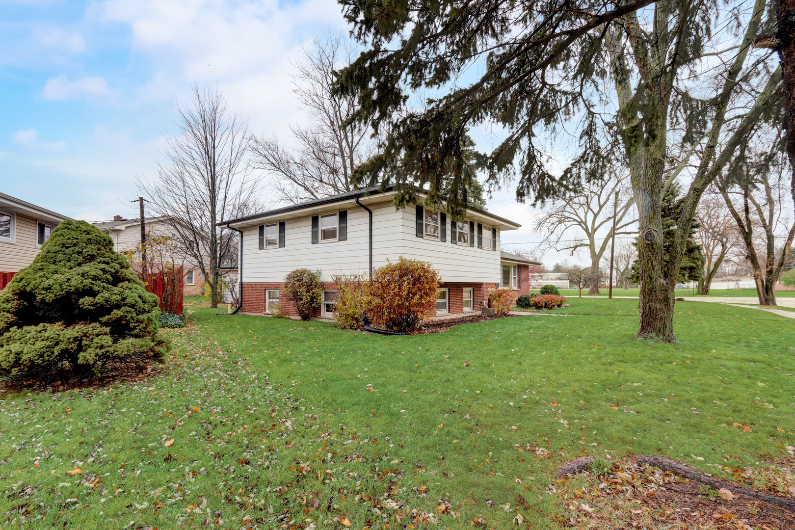 547 Park Place Addison, IL 60101 - Photo 23 of 30 a view of a house with a back yard