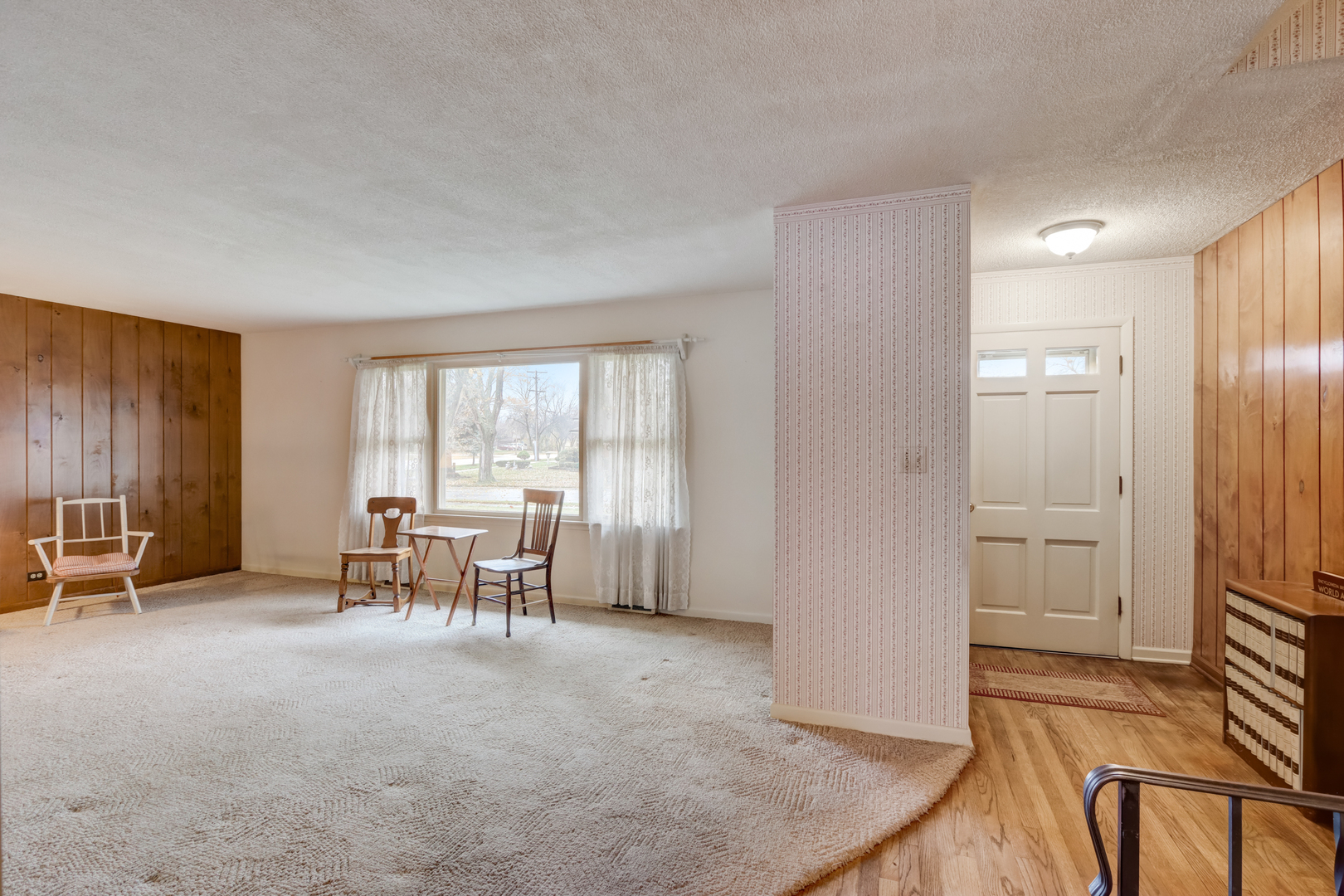 547 Park Place Addison, IL 60101 - Photo 5 of 30 a view of a livingroom with furniture and window