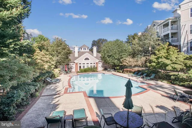 a view of a house with yard