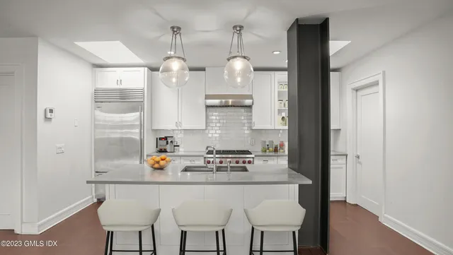 $11,000 | 409 Greenwich Avenue, Unit A, Greenwich, CT 06830