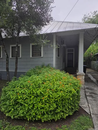 $900 | 716 East Guenther Street, Unit B, San Antonio, TX 78210