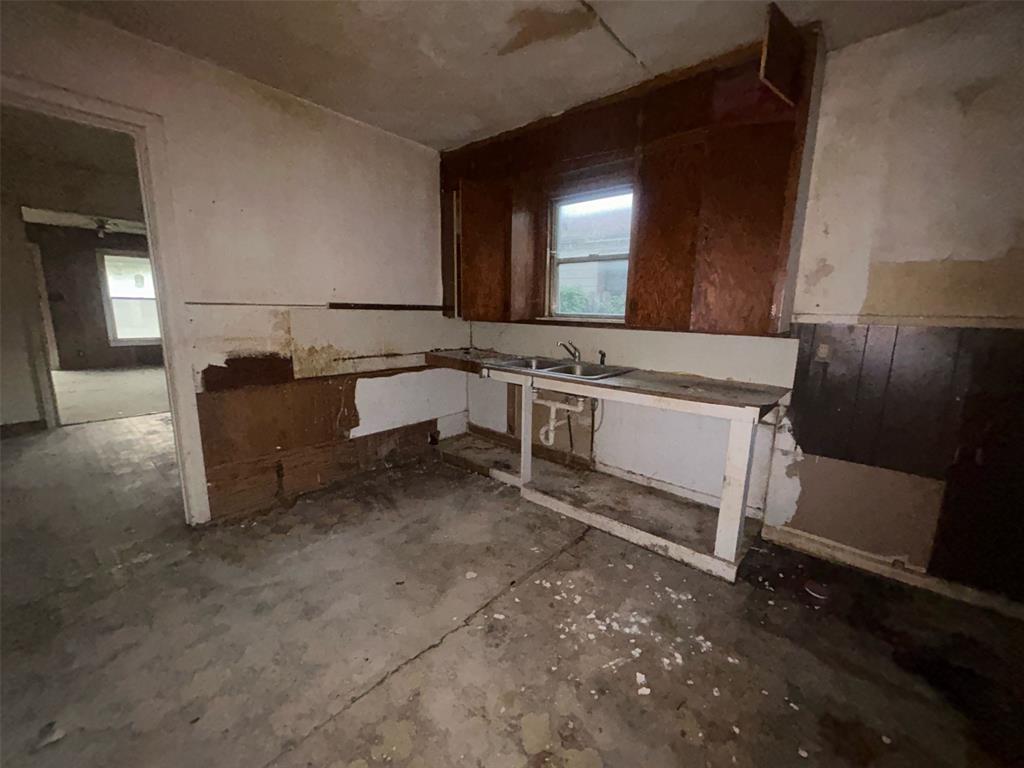 3317 North 23rd Street Waco, TX 76708 - Photo 22 of 22 a living room with furniture and a gate