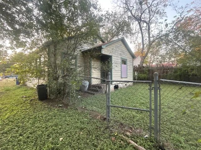 a view of a backyard