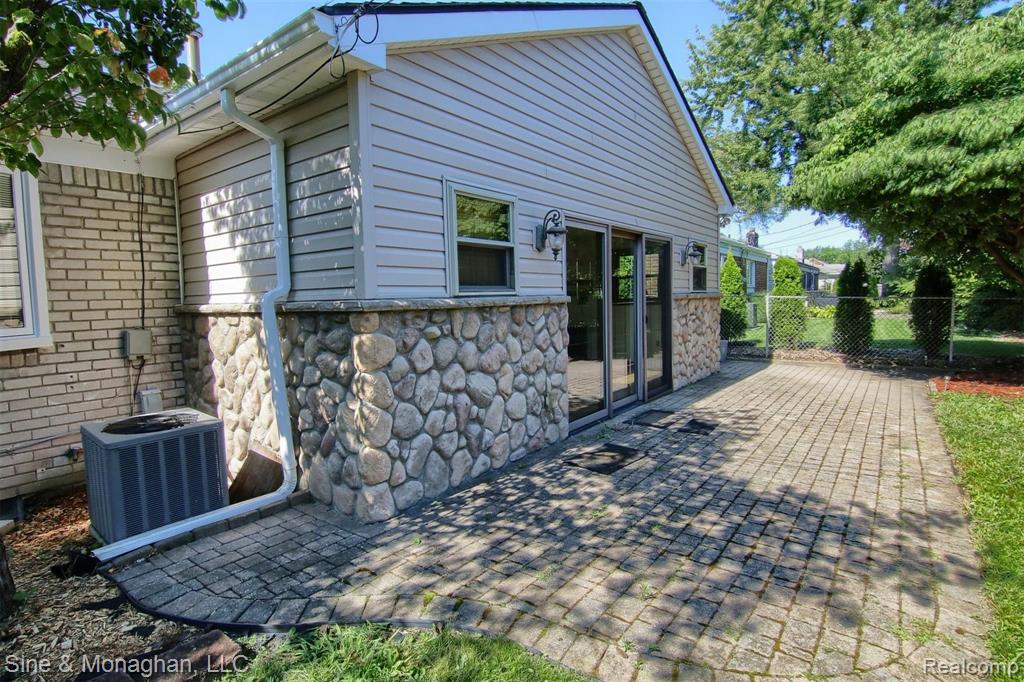 1536 Cook Road Grosse Pointe Woods, MI 48236 - Photo 33 of 39