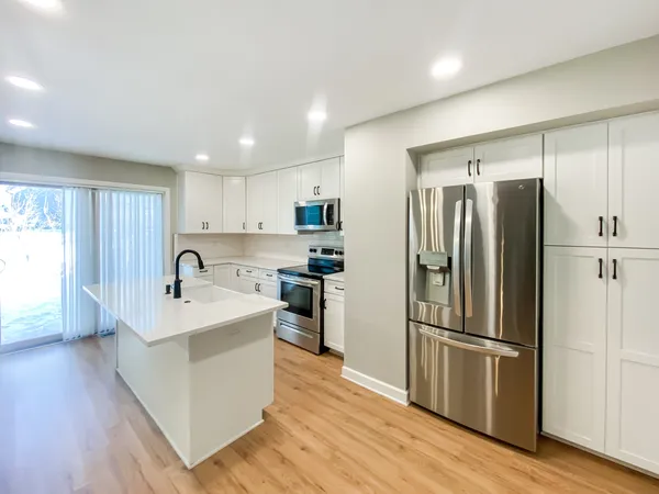 $2,500 | 643 Wilbur Court, Gurnee, IL 60031