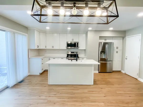 $2,500 | 643 Wilbur Court, Gurnee, IL 60031