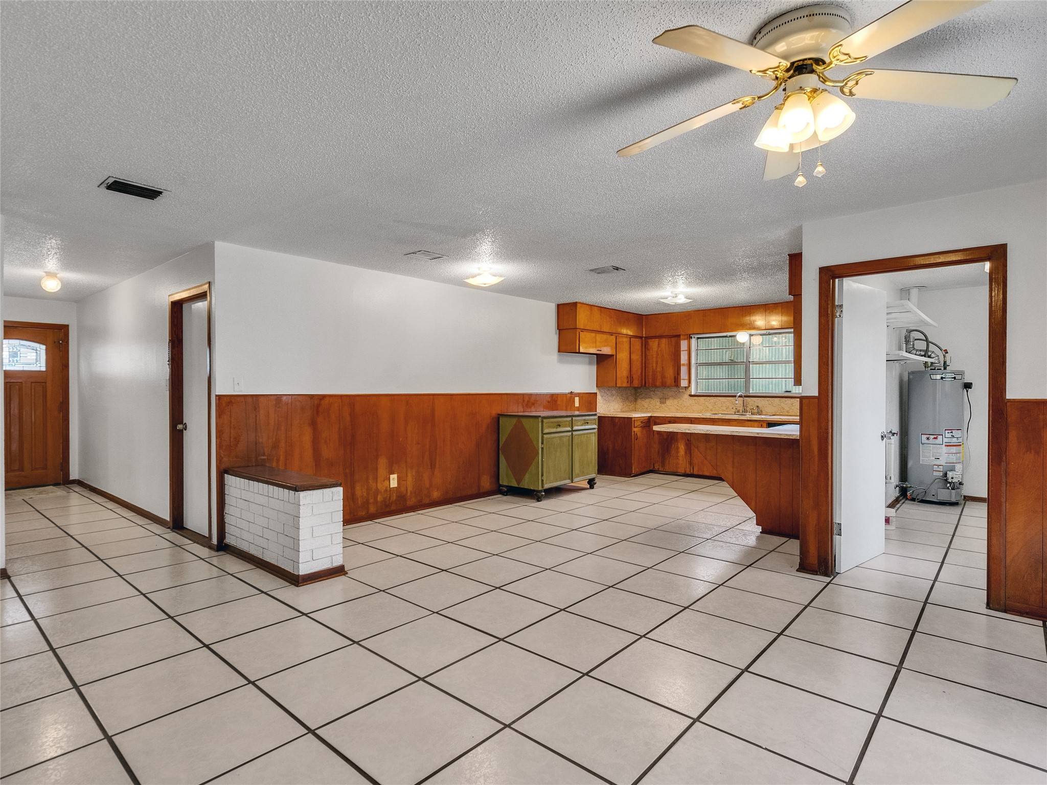 2002 West State Highway 6 Alvin, TX 77511 - Photo 6 of 29 Dining and kitchen