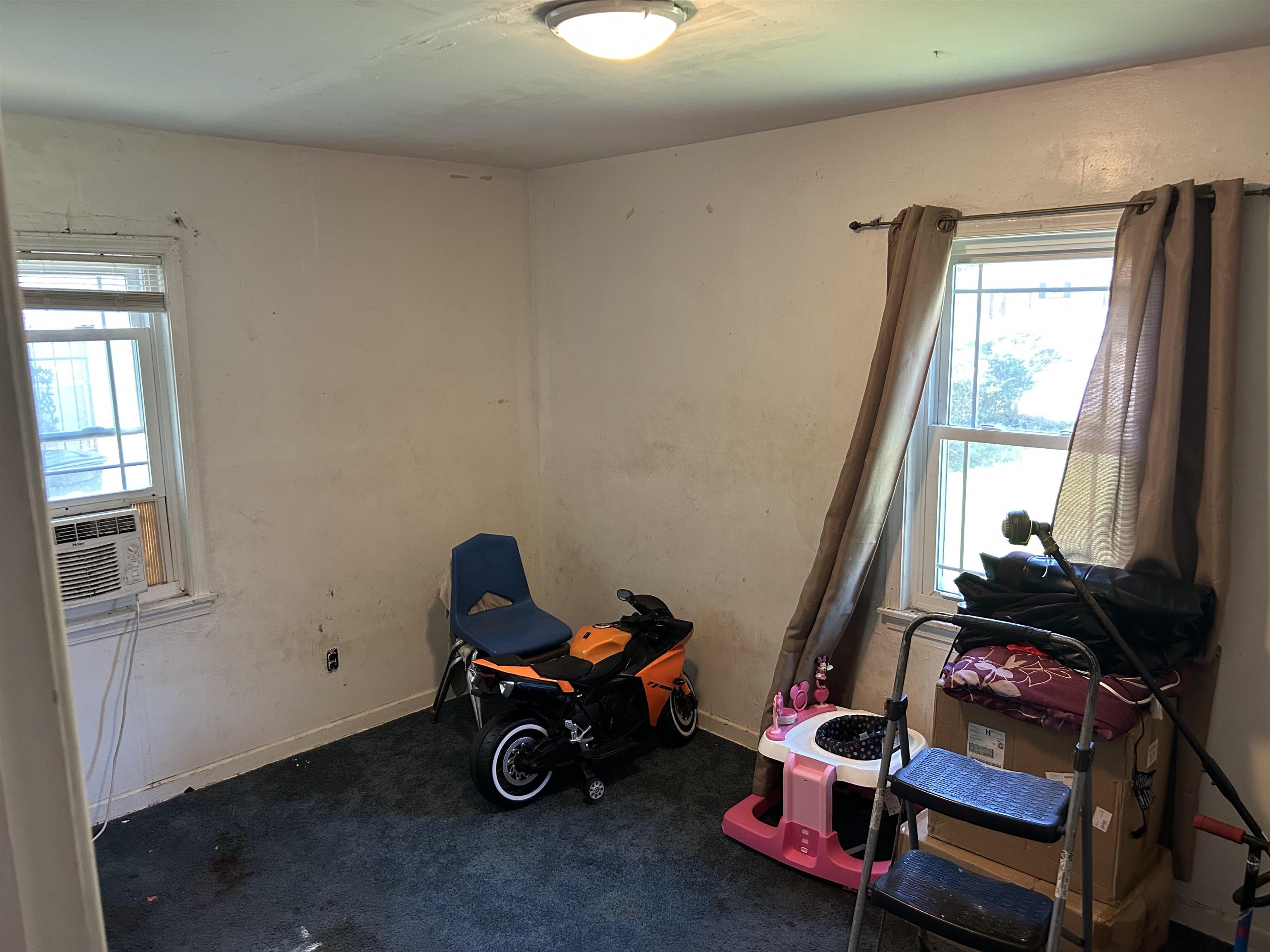 3158 Ford Road Memphis, TN 38109 - Photo 7 of 22 a room with furniture and window
