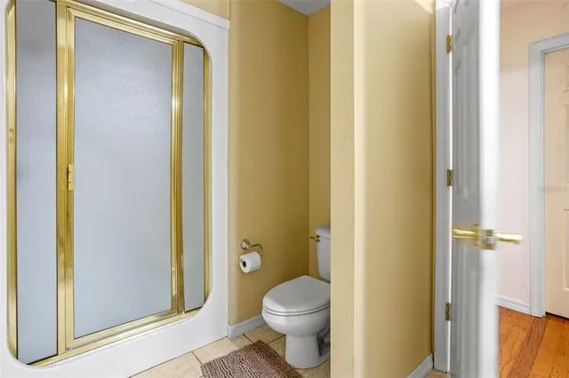 a view of backyard with green space and trees