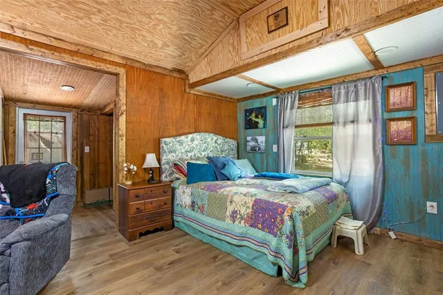 a sign that is sitting on a brick wall