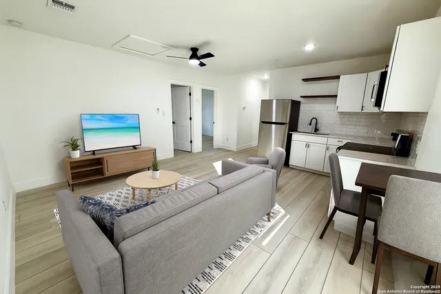 $1,095 | 2204 West San Antonio Street, Unit 5, New Braunfels, TX 78130