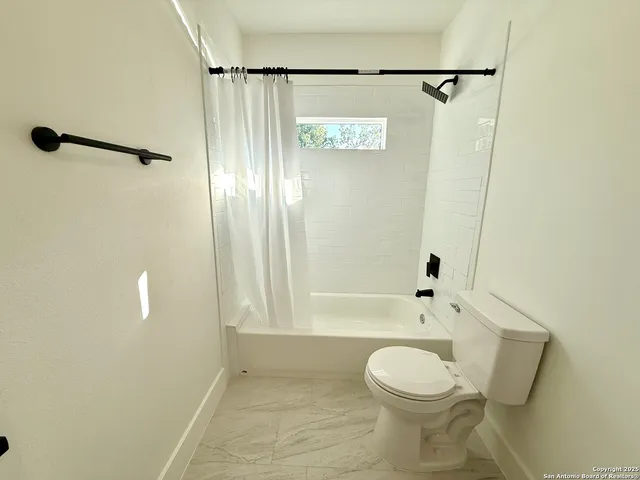 $1,095 | 2204 West San Antonio Street, Unit 5, New Braunfels, TX 78130