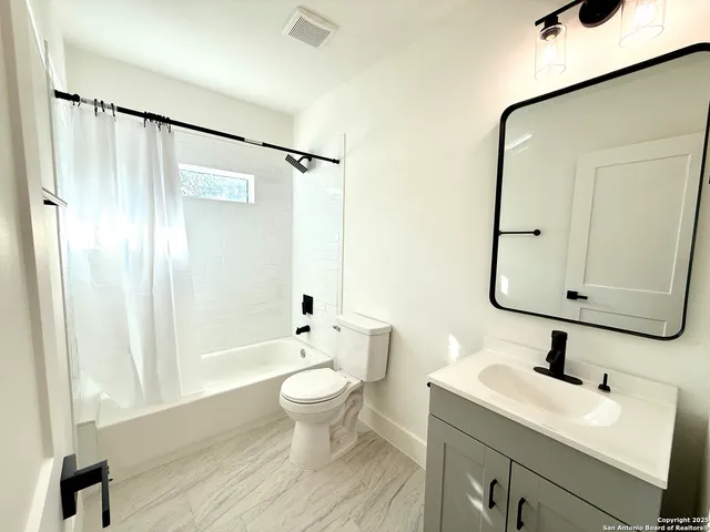 $1,095 | 2204 West San Antonio Street, Unit 5, New Braunfels, TX 78130