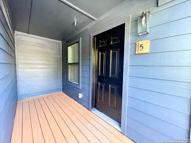 $1,095 | 2204 West San Antonio Street, Unit 5, New Braunfels, TX 78130