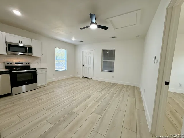 $1,095 | 2204 West San Antonio Street, Unit 5, New Braunfels, TX 78130