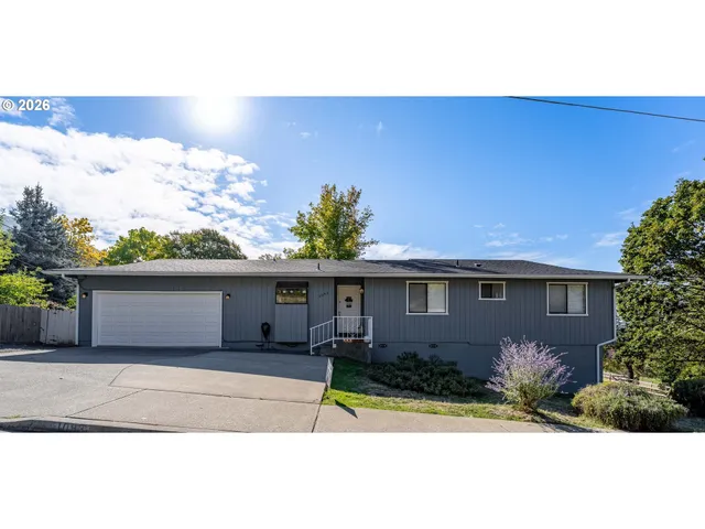 $425,000 | 1093 Northeast Hillcrest Drive, Grants Pass, OR 97526