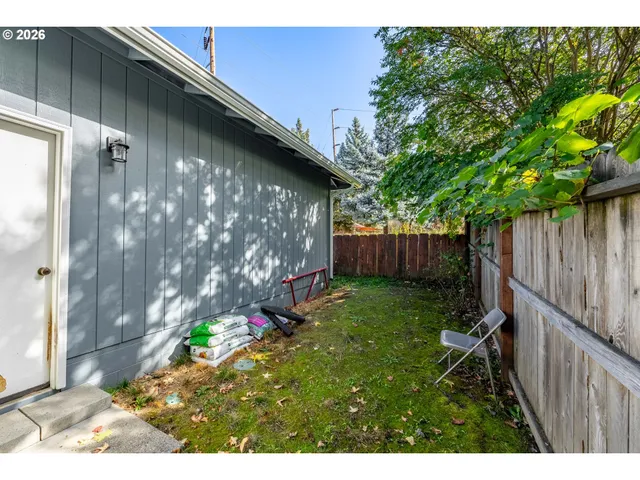 a view of a backyard