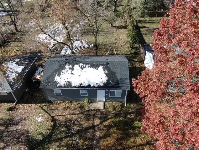 a view of a back yard
