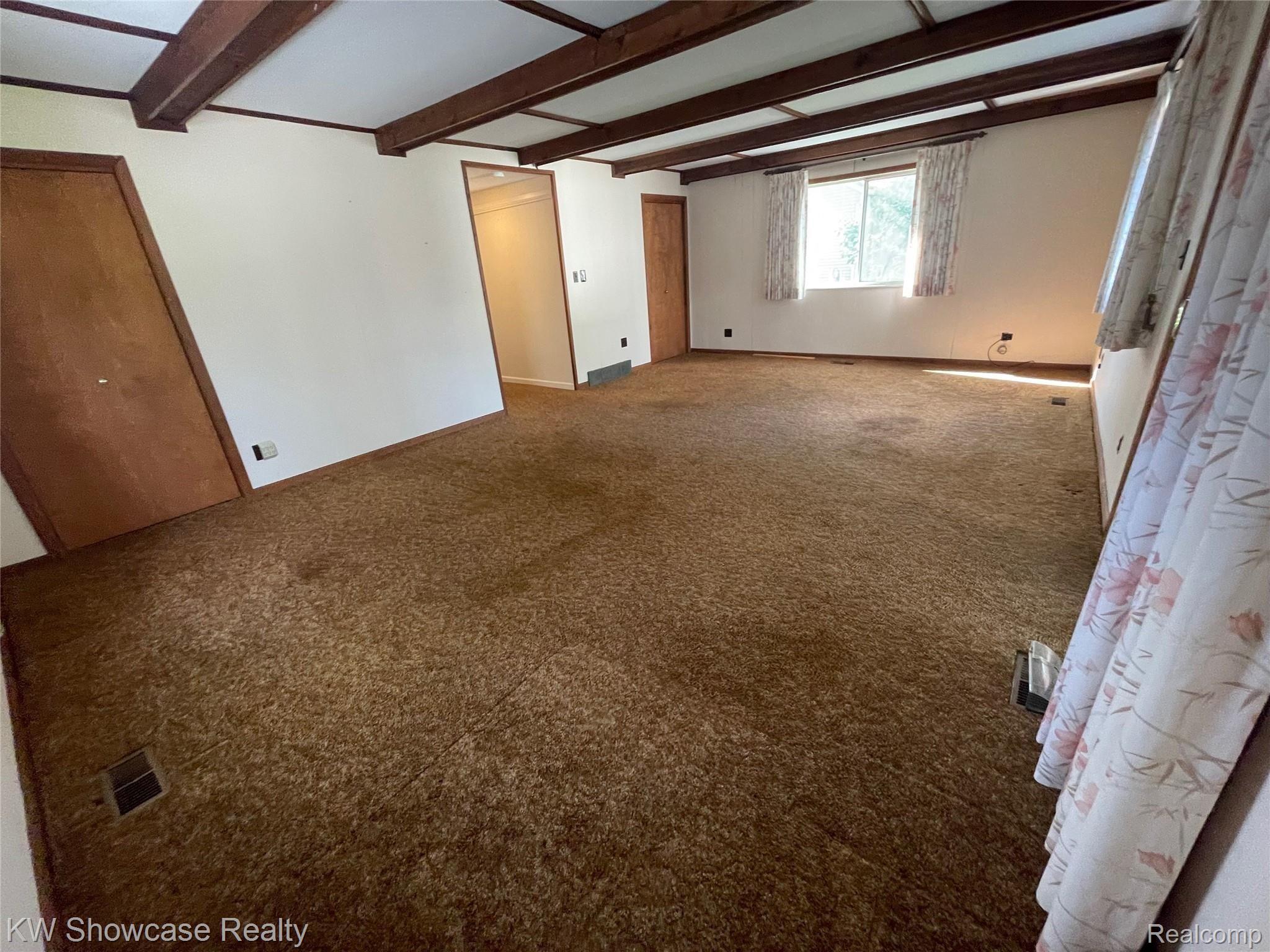 319 Byron Road Howell, MI 48843 - Photo 14 of 43 Enter into the spacious family room.