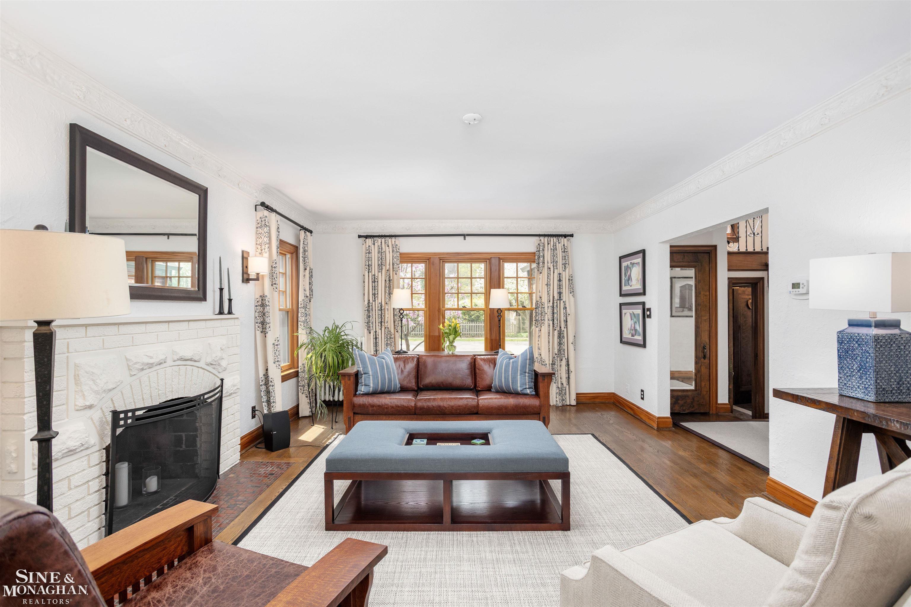 188 Kerby Road Grosse Pointe, MI 48236 - Photo 9 of 63 50173272-2b86c4a2-ee77-48d3-847c-b91a1622efc4.JPG
