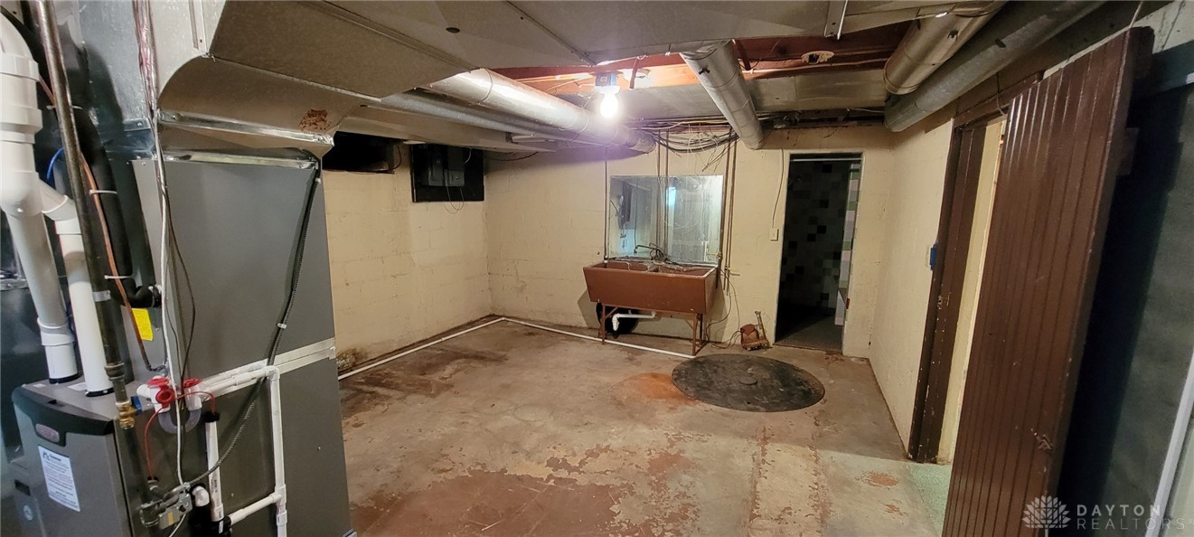 6240 Garber Road Clayton, OH 45415 - Photo 34 of 57 Utility room with crawl space access