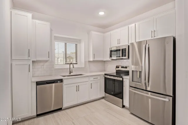 $2,000 | 2820 West White Feather Lane, Phoenix, AZ 85085