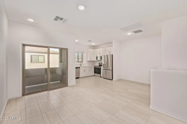 $2,000 | 2820 West White Feather Lane, Phoenix, AZ 85085