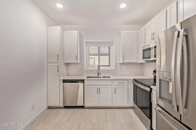 $2,000 | 2820 West White Feather Lane, Phoenix, AZ 85085