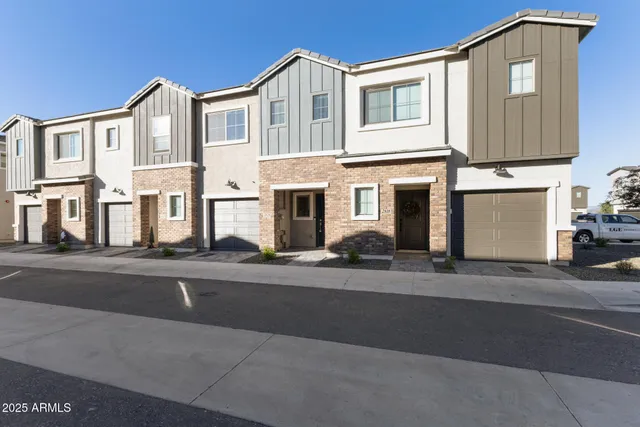 $2,000 | 2820 West White Feather Lane, Phoenix, AZ 85085