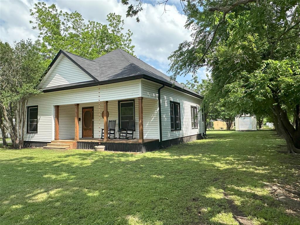 506 Northeast 3rd Street Hubbard, TX 76648 - Photo 4 of 17 a view of a house with a yard