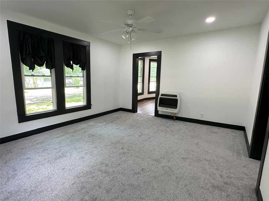 506 Northeast 3rd Street Hubbard, TX 76648 - Photo 10 of 17 an empty room with windows and closet