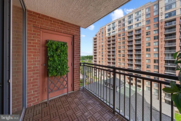 $1,988 | 11710 Old Georgetown Road, Unit 820, North Bethesda, MD 20852